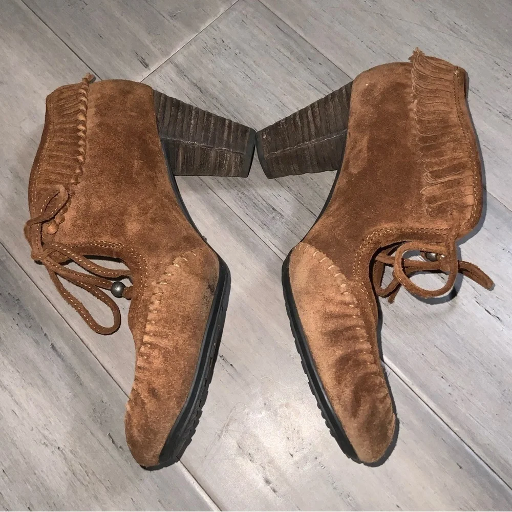 Born Brown Suede Fringe Moccasin Stacked 3” Heel Booties Size 7 Ex Condi… - Picture 6 of 16